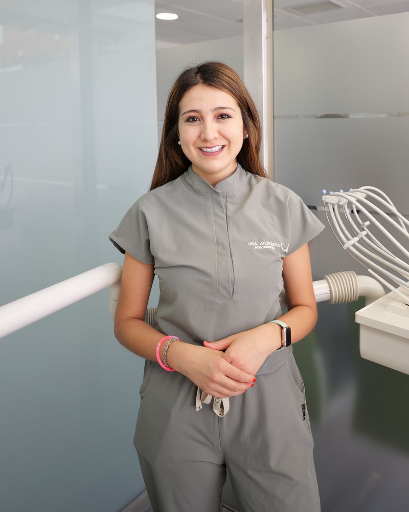 Aylin, periodoncista de BUKODENT, en la clínica dental de Hortaleza, Madrid