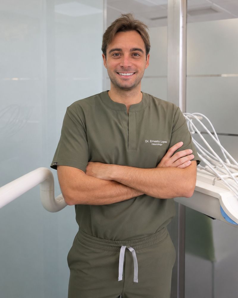 Ernesto, odontólogo de BUKODENT especializado en implantes y periodoncia, en la clínica de Hortaleza, Madrid