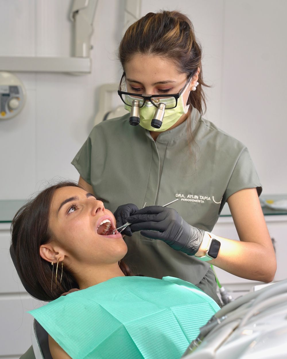 Periodoncista de BUKODENT tratando a una paciente en la clínica de Hortaleza, Madrid